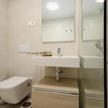 아파트 Luxurious 2 Bedroom Close To The In 에스테포나
