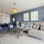 Luxurious 2 Bedroom Close To The In Lejlighed *