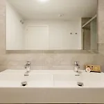 Luxurious 2 Bedroom Close To The In Appartamento