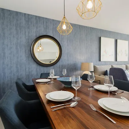 Luxurious 2 Bedroom Close To The In Apartament