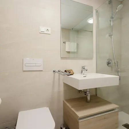 Luxurious 2 Bedroom Close To The In *