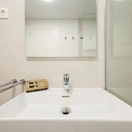 Luxurious 2 Bedroom Close To The In אסטפונה