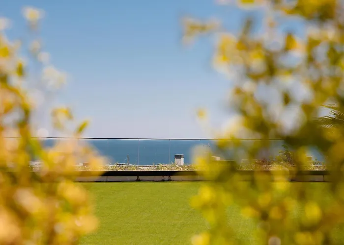 Luxurious 2 Bedroom Close To The In 에스테포나