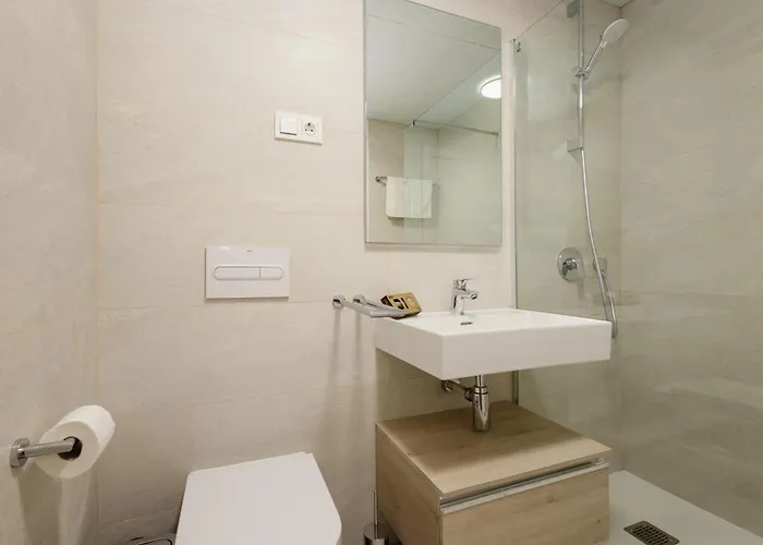 Luxurious 2 Bedroom Close To The In *