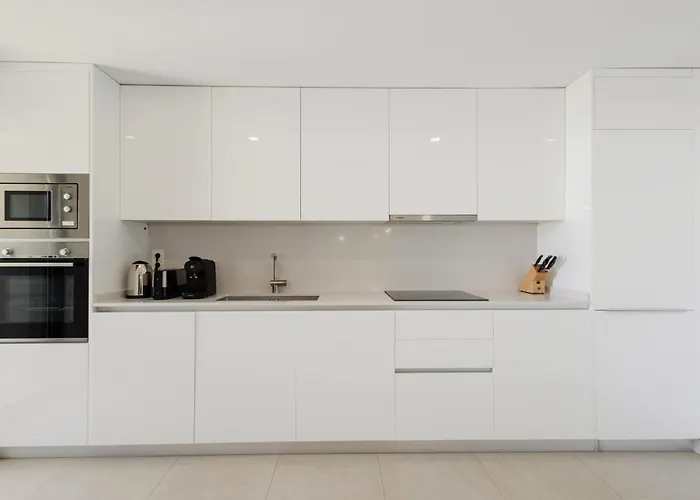 Luxurious 2 Bedroom Close To The In *