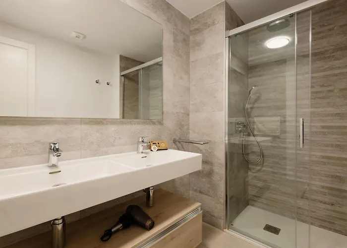 아파트 Luxurious 2 Bedroom Close To The In 에스테포나