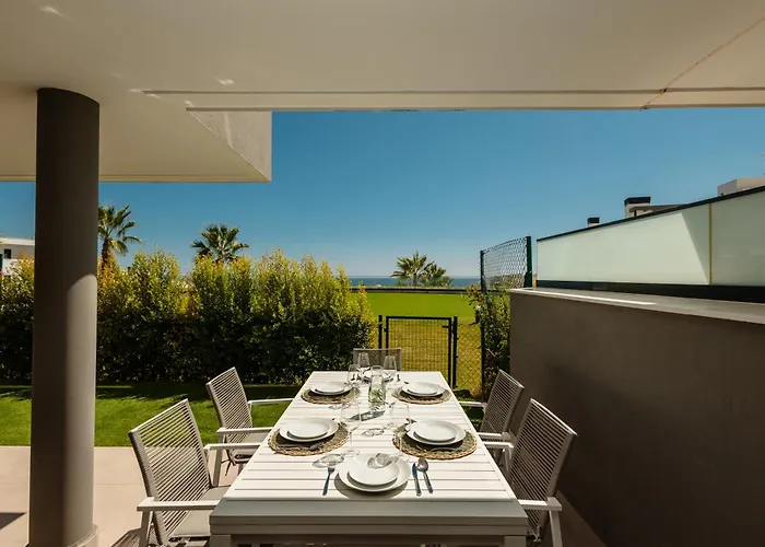 Luxurious 2 Bedroom Close To The In *