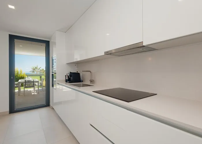 Luxurious 2 Bedroom Close To The In 에스테포나