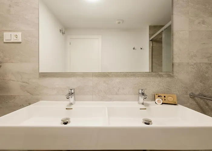 Luxurious 2 Bedroom Close To The In 아파트