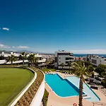 アパート Luxurious 2 Bedroom Close To The In エステポナ