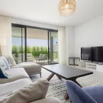 Luxurious 2 Bedroom Close To The In アパート