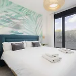 Luxurious 2 Bedroom Close To The In