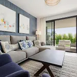 Luxurious 2 Bedroom Close To The In アパート エステポナ