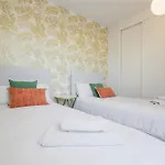 Luxurious 2 Bedroom Close To The In *